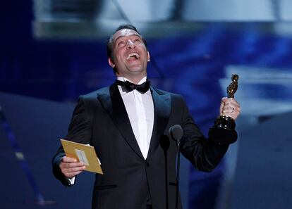 El actor francés Jean Dujardin recoge pletórico el Oscar a mejor actor por su interpretación en 'The Artist'.