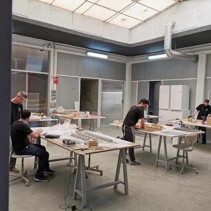 En el taller de Métrica Mínima trabajan estos días en las cinco maquetas del Museo del Prado que se expondrán con motivo del 200 aniversario. Calculan que el trabajo completo les llevará cinco meses. |