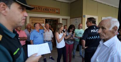 La alcaldesa de Molinicos, Lola Serrano, organiza a los vecinos desalojados por el incendio de Yeste.