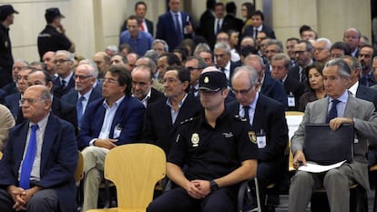 Los acusados en el juicio contra los contra los expresidentes de Caja Madrid Miguel Blesa (d) y Rodrigo Rato (2-d) y otros 63 usuarios de las pol&eacute;micas tarjetas &quot;opacas&quot; de Caja Madrid.