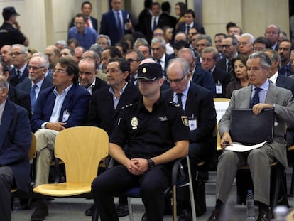 Los acusados en el juicio contra los contra los expresidentes de Caja Madrid Miguel Blesa (d) y Rodrigo Rato (2-d) y otros 63 usuarios de las pol&eacute;micas tarjetas &quot;opacas&quot; de Caja Madrid.