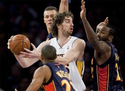 Pau Gasol y Vladimir Radmanovic, en un momento del partido que han disputado ante los Warriors.