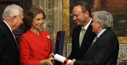 Margallo, doña Sofía y Fabra con el presidente de la Fundación Broseta.