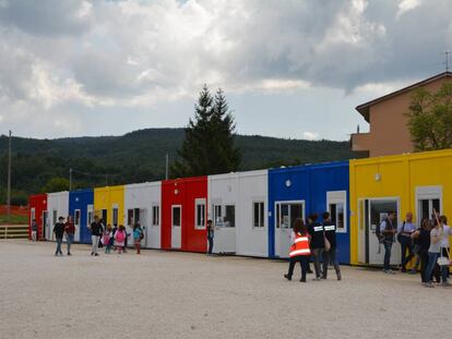 Estudiantes empiezan la escuela en aulas improvisadas en Amatrice.