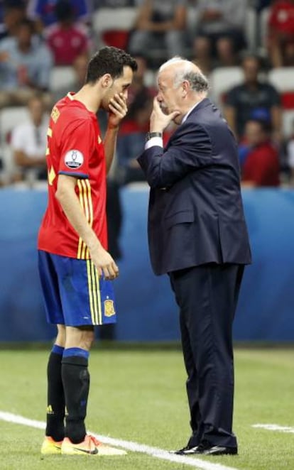 Del Bosque da instrucciones a Busquets.