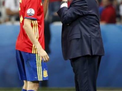 Del Bosque da instrucciones a Busquets.