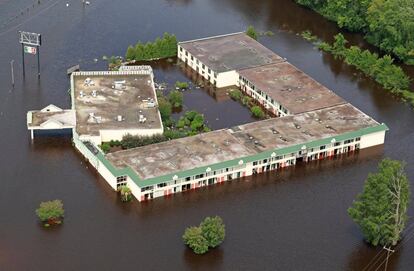 Vista aérea de un edificio rodeado de agua tras el paso de huracán en Lumberton, Carolina del Norte.