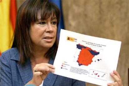 La ministra de Medio Ambiente, Cristina Narbona, enseña un mapa de España que muestra el nivel de riesgo de incendios del país.