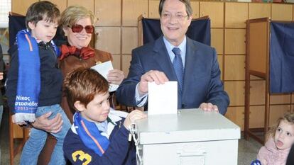 El candidato presidencial Nicos Anastasiadis vota esta mañana con su familia.