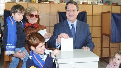 El candidato presidencial Nicos Anastasiadis vota esta mañana con su familia.