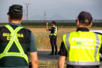 La Guardia Civil controla un acceso a Torre-Pacheco, en Murcia, el 14 de julio de 2025