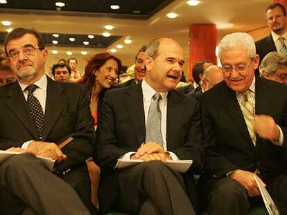 Manuel Chaves, con los ex presidentes José Rodríguez de la Borbolla y Rafael Escuredo.