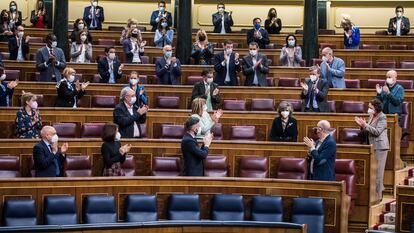 A ex-ministra María Luisa Carcedo é aplaudida no plenário do Parlamento espanhol durante a aprovação da lei da eutanásia.