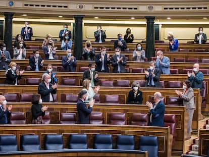 A ex-ministra María Luisa Carcedo é aplaudida no plenário do Parlamento espanhol durante a aprovação da lei da eutanásia.