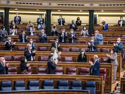 La diputada del grupo socialista y exministra María Luisa Carcedo tras aprobarse la ley de eutanasia en el Congreso, el 18 de marzo.