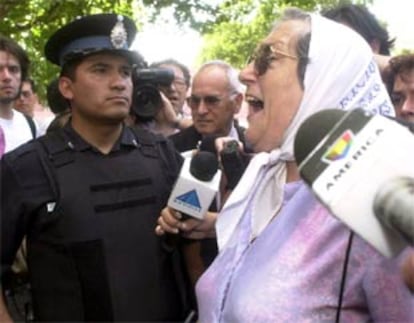 Las Madres de la Plaza de Mayo estuvieron presentes en las manifestaciones ante la sede del Gobierno. El presidente De la Rúa dimitió dos días después tras el rechazo de los peronistas a entrar a formar parte de un Gobierno de unidad nacional. (EFE)