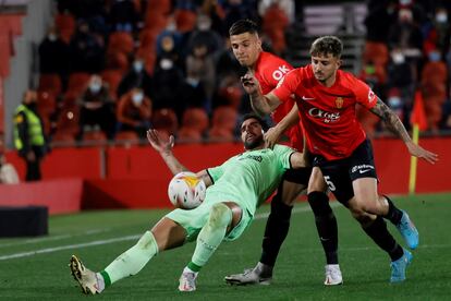 Raúl García cae ante Maffeo y Valjent.