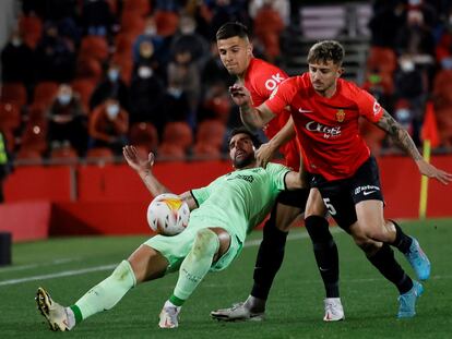 Raúl García cae ante Maffeo y Valjent.