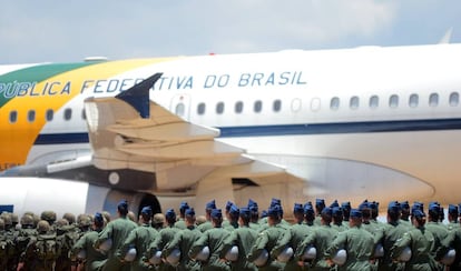 Um grupo de militares diante de um avião da Força Aérea Brasileira (FAB), em uma imagem de arquivo.