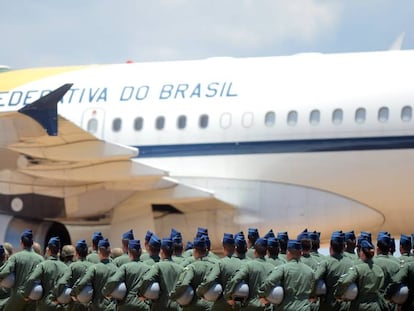 Um grupo de militares diante de um avião da Força Aérea Brasileira (FAB), em uma imagem de arquivo.