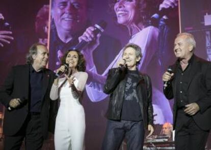 Joan Manuel Serrat (izquierda), Ana Belén, Miguel Ríos y Víctor Manuel, ayer en el Palau Sant Jordi.