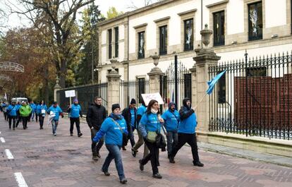 Un momento de la protesta de los trabajadores de Edesa frente a la sede del Parlamento.