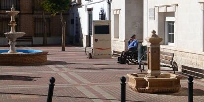 Un pensionista delante del centro de día de Almedina.