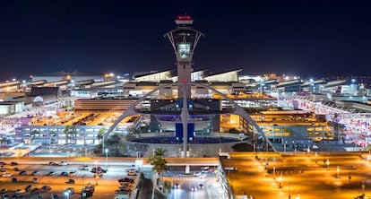 Exterior del aeropuerto internacional de Los Ángeles.