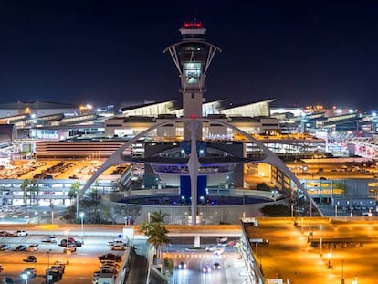 Exterior del aeropuerto internacional de Los Ángeles.