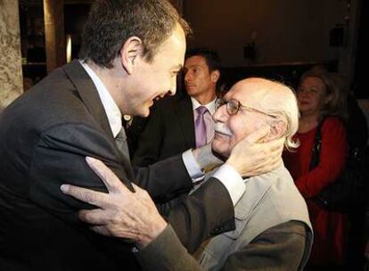 José Luis Rodríguez Zapatero saluda a un emocionado Manuel Alexandre.