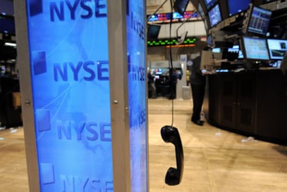 Un teléfono cuelga minutos antes del cierre de la sesión de la Bolsa de Nueva York el pasado jueves.