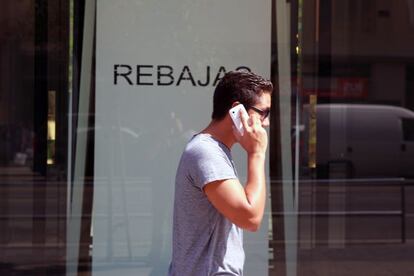 Un hombre habla por su tel&eacute;fono m&oacute;vil en una calle de Madrid.