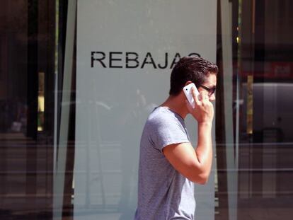 Un hombre habla por su tel&eacute;fono m&oacute;vil en una calle de Madrid.