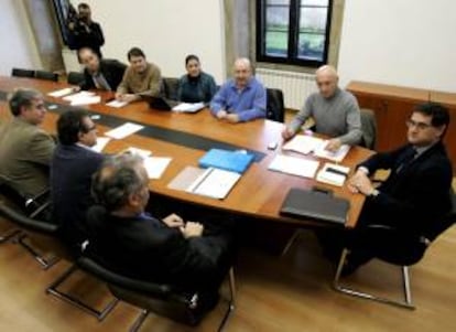 El secretario general de Medio Rural y Montes, Tomás Fernández Couto (d), preside una reunión con los representantes de las organizaciones profesionales agrarias con relación en el séctor lácteo.