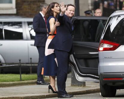 Britain's outgoing Prime Minister, David Cameron with his wife Samantha, waves in front of number 10 Downing Street, on his last day in office as Prime Minister, in central London, Britain July 13, 2016. REUTERS/Stefan Wermuth