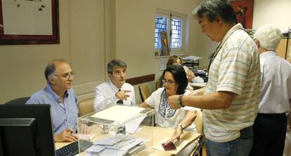 Un español vota en el Consulado de España en Montevideo.