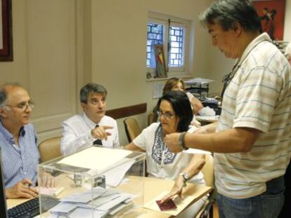 Un espa&ntilde;ol vota en el Consulado de Espa&ntilde;a en Montevideo.