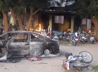 Una de las sedes de la secta islamista en Maiduguri, en llamas tras el asalto del Ejército.