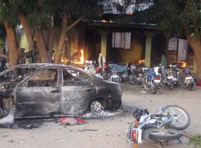 Una de las sedes de la secta islamista en Maiduguri, en llamas tras el asalto del Ejército.