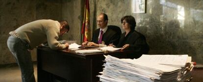 El momento de la jura de la Constitución de los extranjeros.