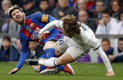 El croata del real Madrid Luca Modric (derecha) y delantero argentino del FC Barcelona Lionel Messi.