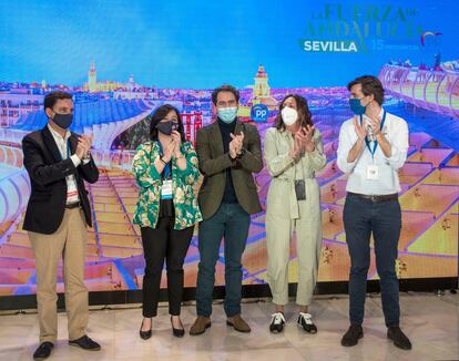 Clausura del XV Congreso provincial extraordinario del PP de Sevilla, con Virginia Pérez, Teodoro García Egea y Loles López, en el centro.