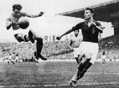 19 de junio de 1938. El italiano Alfredo Foni (izquierda) trata de llevarse la pelota en la final en el estadio Olímpico de París en la que Italia ganó a Hungría 4-2. En este Mundial Mussolini obligó a los italianos a jugar de negro la final, el color de los fascistas italianos.