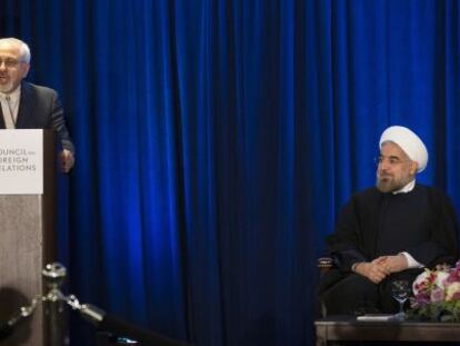 El ministro de Exteriores iran&iacute;, Mohamed Javad Zarif, pronuncia un discurso ante la mirada del presidente Rohan&iacute;. 