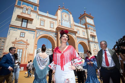 Macarena Olona (en el  centro), candidata de Vox a la presidencia de la Junta de Andalucía, en la Portada de El Real.