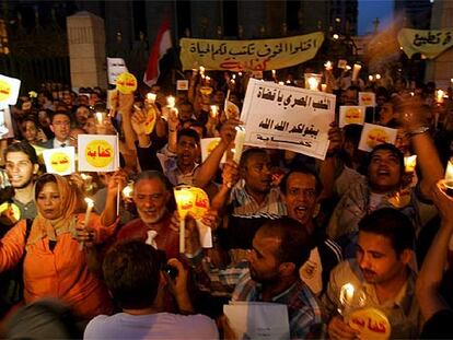 Miembros de la plataforma <i>Kifaya</i> encienden velas durante la vigilia en El Cairo.
