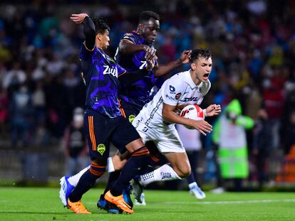 El delantero de Pumas, Juan Dinenno, recibe una falta en el área, durante la final de la Liga de Campeones de la Concacaf.