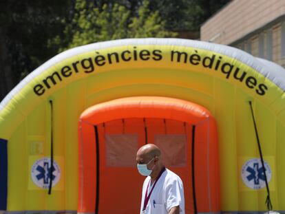 Un sanitario, en el hospital Arnau de Vilanova, en Lleida.