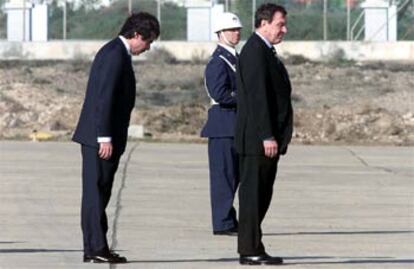 El presidente José María Aznar y el canciller alemán, Gerhard Schröder, en el aeropuerto de Lanzarote.