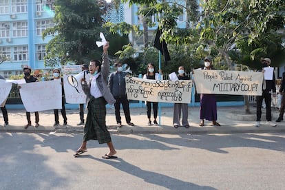 Un grupo de personas se manifiesta en Mandalay, la segunda ciudad birmana, contra la junta militar, este jueves.